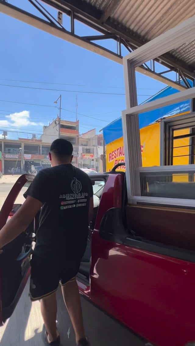 Integrante de Aberturas Bros cargando aberturas en la camioneta para un envío