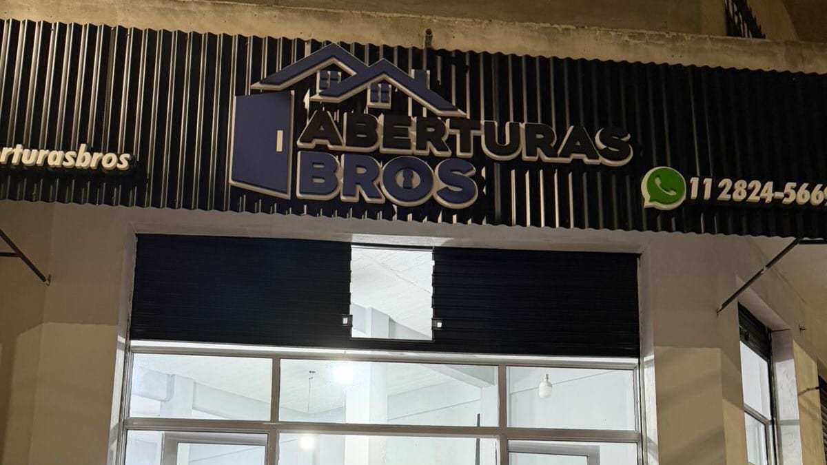 Frente del local de Aberturas Bros en Monte Grande, con el cartel iluminado
