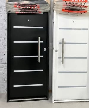 Puertas doble chapa inyectada Ademar en negro y blanco