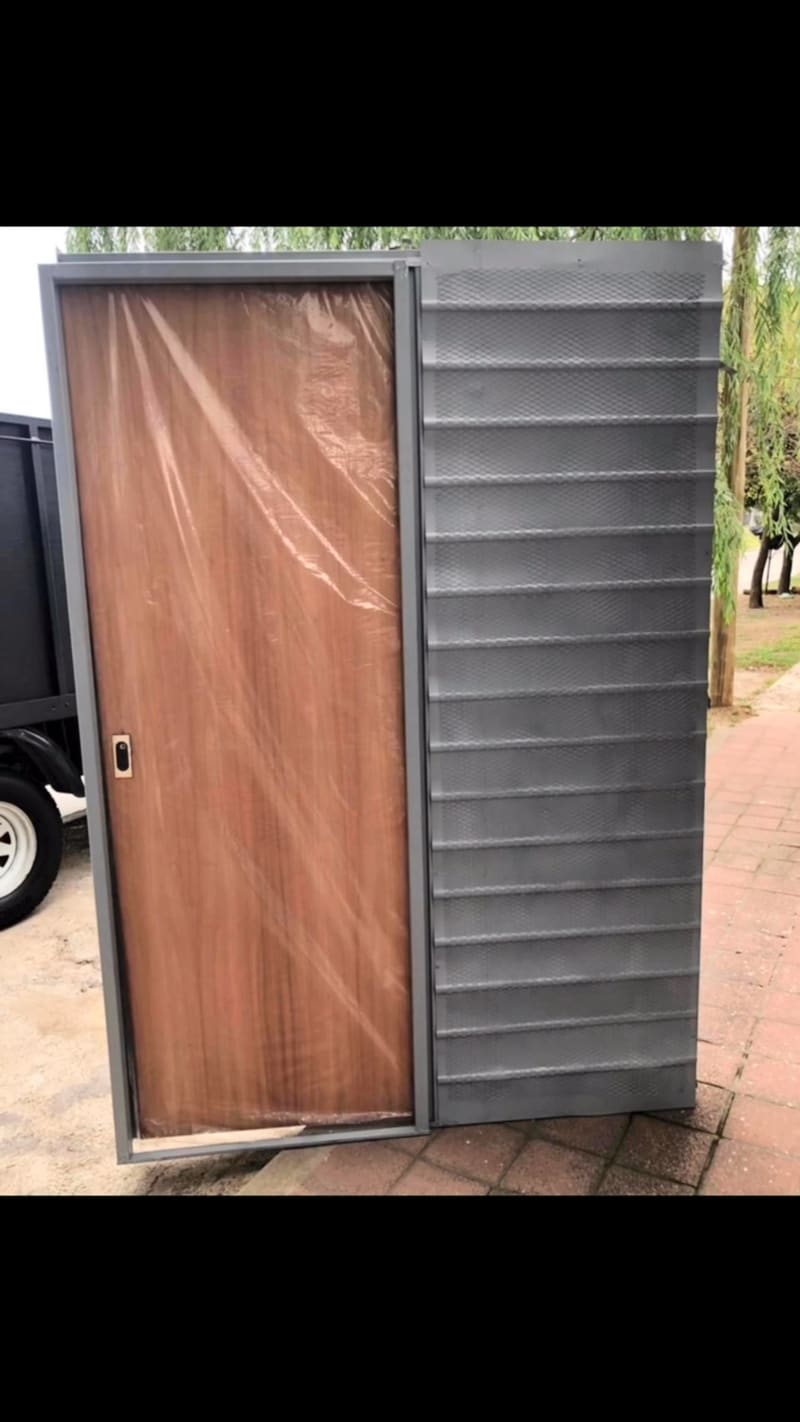 Puerta corrediza enchapada en cedro