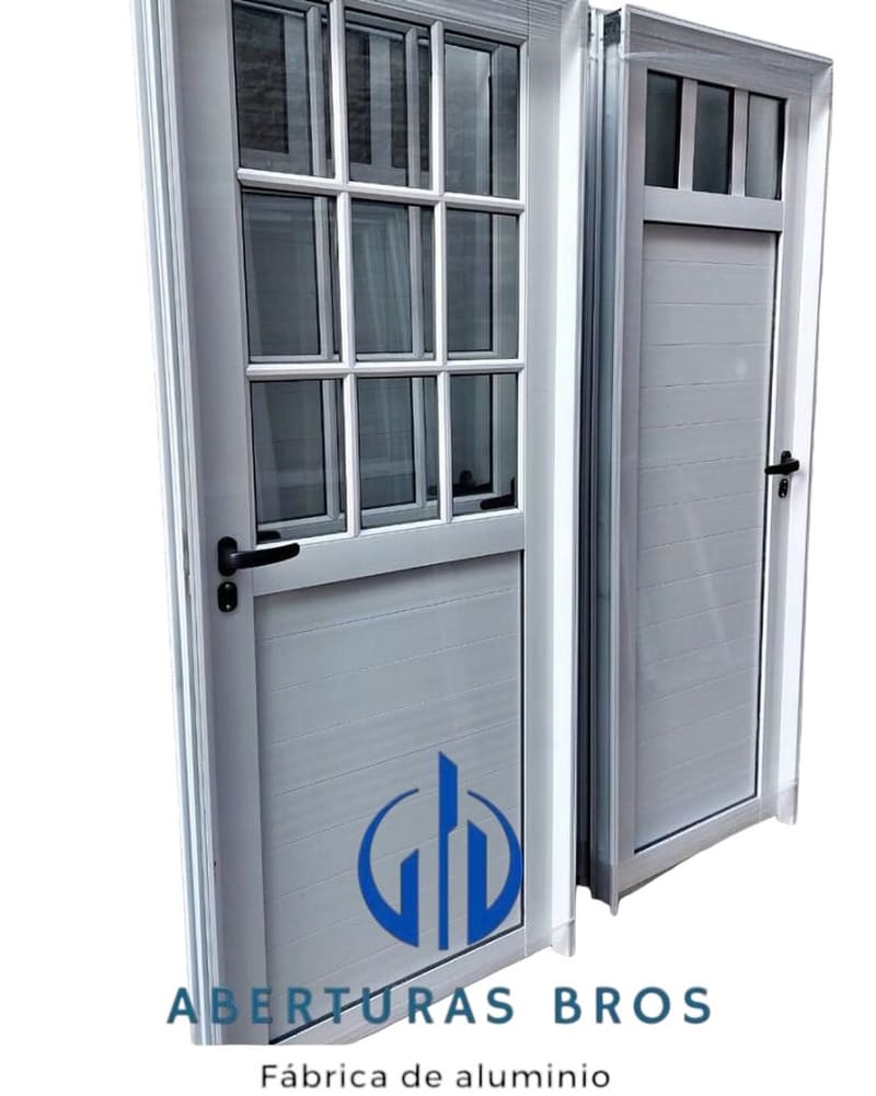 Puerta de aluminio con vidrio repartido