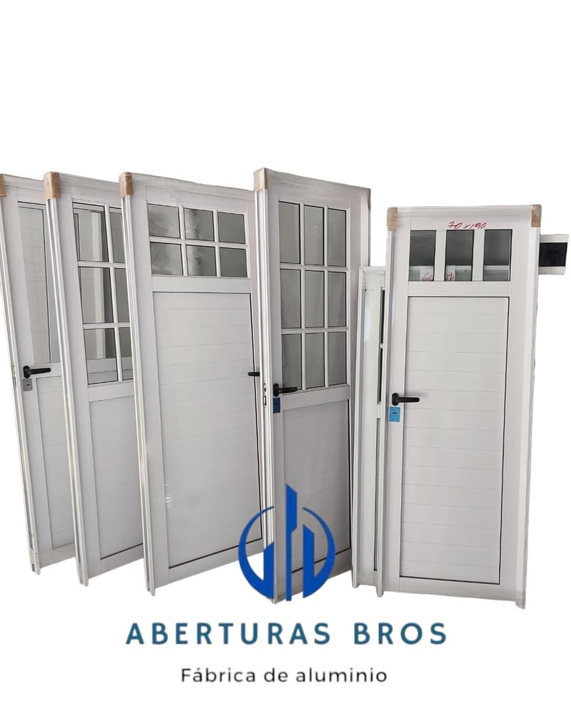 Puertas de aluminio blanco con distintos diseños