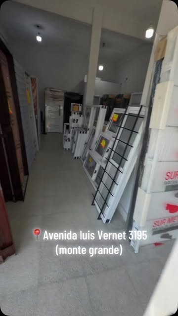 Puertas en exhibición dentro del local